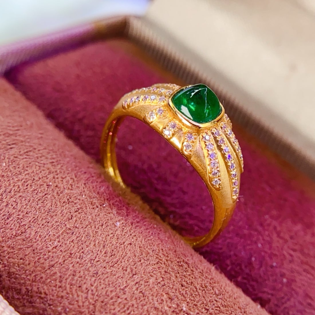 14k Gold 0.65 Ct Vivid Green Natural Emerald & Diamond Ring - 3