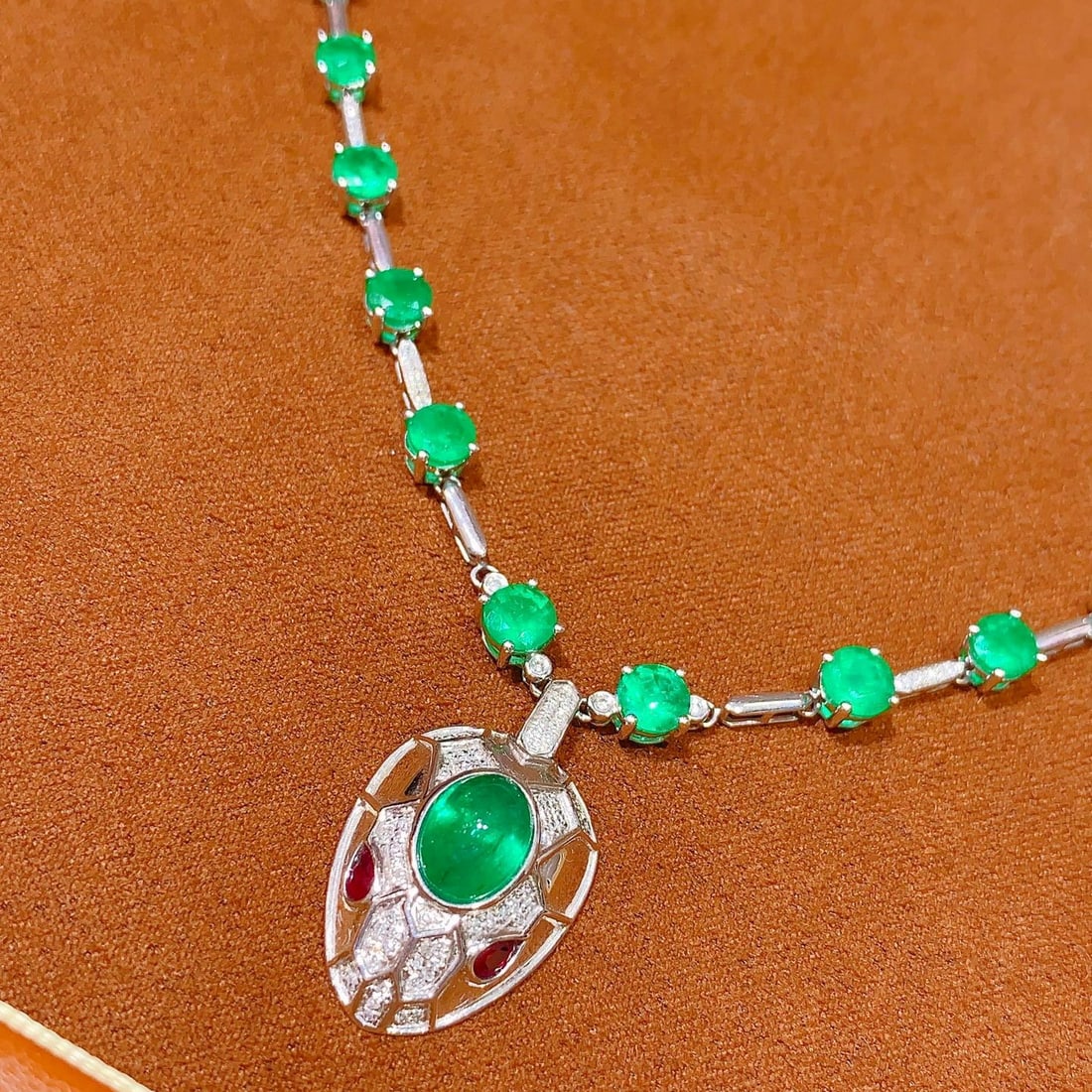 14k Gold 9.15 Ct Natural Emerald & Diamond Necklace - 2