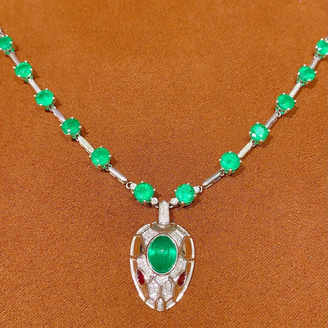 14k Gold 9.15 Ct Natural Emerald & Diamond Necklace - 3