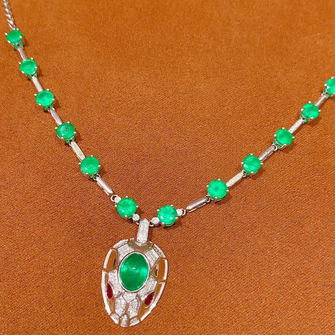 14k Gold 9.15 Ct Natural Emerald & Diamond Necklace - 4