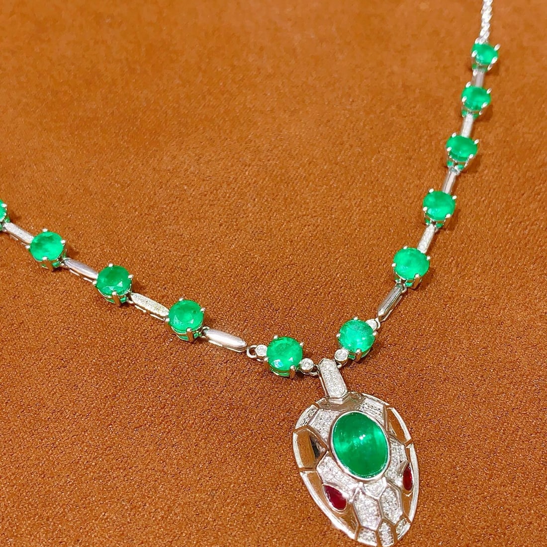 14k Gold 9.15 Ct Natural Emerald & Diamond Necklace - 5