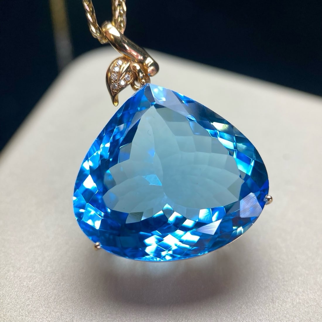 14k Gold 46.95 Ct Natural Topaz & Diamond Pendant( Without Chain ): Ref:231166321 // gold content:14k gold // main gemstone:topaz // shape:pear // carat weight:46. 95ct // color:blue // treatment:natural // // adjacent gemstone 2 : diamond // number of stones:6 //