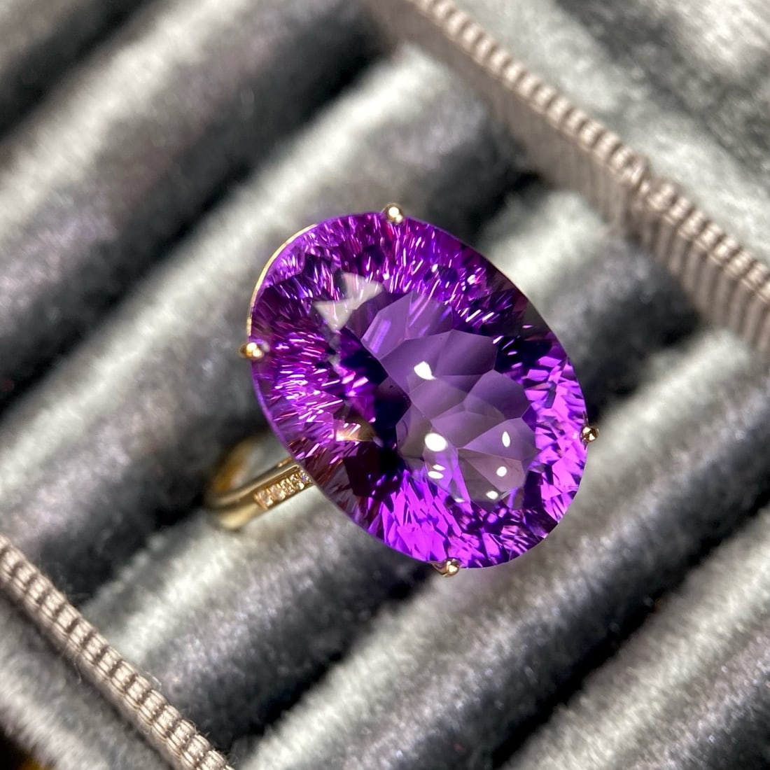 14k Gold 13 Ct Natural Amethyst & Diamond Ring: Ref:231166325 // gold content:14k gold // ring size:7. 25us // // main gemstone:amethyst // shape:oval // carat weight:13ct // color:purple // treatment:natural // // adjacent gemstone 2 : diamond //