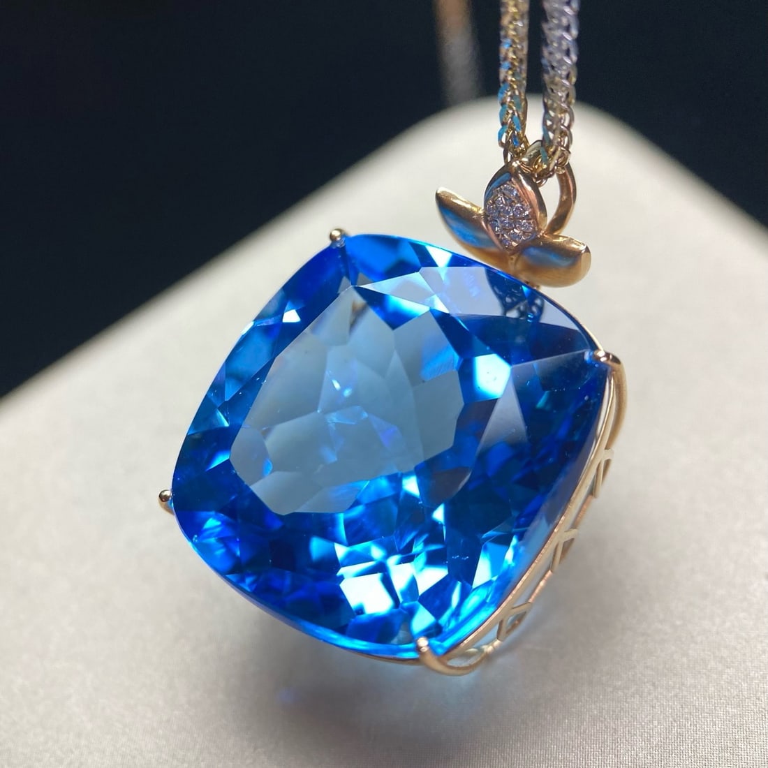 14k Gold 54.9 Ct Natural Topaz & Diamond Pendant( Without Chain ): Ref:231166326 // gold content:14k gold // main gemstone:topaz // shape:cushion // carat weight:54. 9ct // color:blue // treatment:natural // // adjacent gemstone 2 : diamond // number of stones:10 //