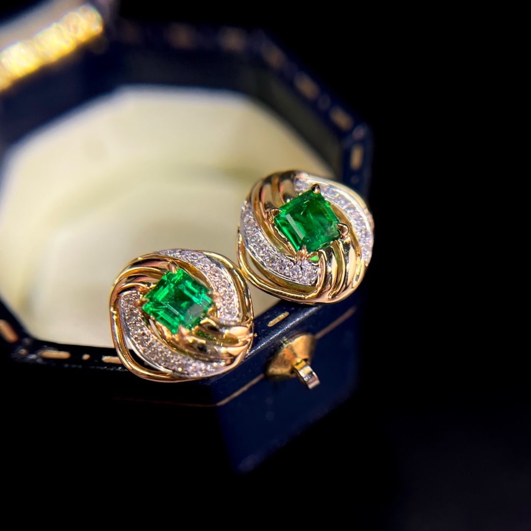 14k Gold 0.55 Ctw Vivid Green Natural Emerald & Diamond Earrings: Ref:231166327 // gold content:14k gold // main gemstone:emerald // shape:octagonal // carat weight:0. 45ct // color:vivid green // treatment:natural // // adjacent gemstone 2 : diamond // shape:round