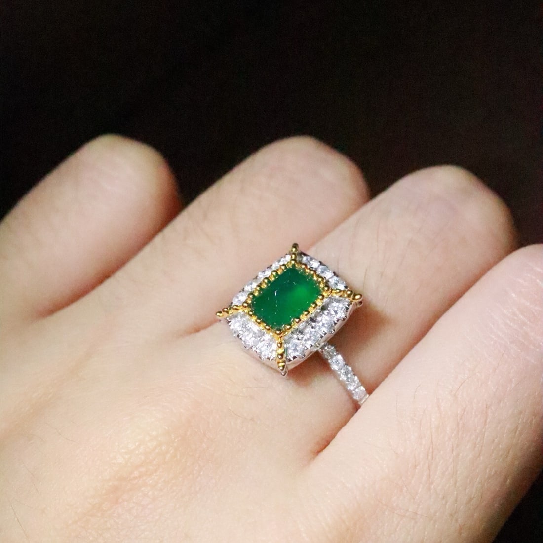 14k Gold 1.14 Ctw Natural Emerald & Diamond Ring: Ref:231166329 // gold content:14k gold // ring size:7. 25us // // main gemstone:emerald // shape:sugar-loaf // carat weight:0. 76ct // color:green // treatment:natural // // adjacent gemstone 2 :