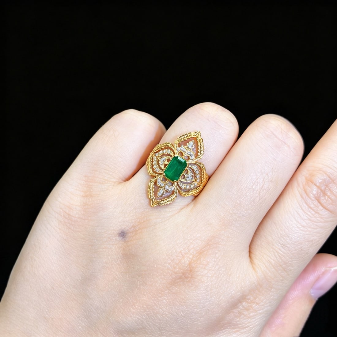 14k Gold 0.85 Ctw Natural Emerald & Diamond Ring: Ref:231166349 // gold content:14k gold // ring size:7. 25us // // main gemstone:emerald // shape:octagonal // carat weight:0. 74ct // color:green // treatment:natural // // adjacent gemstone 2 :