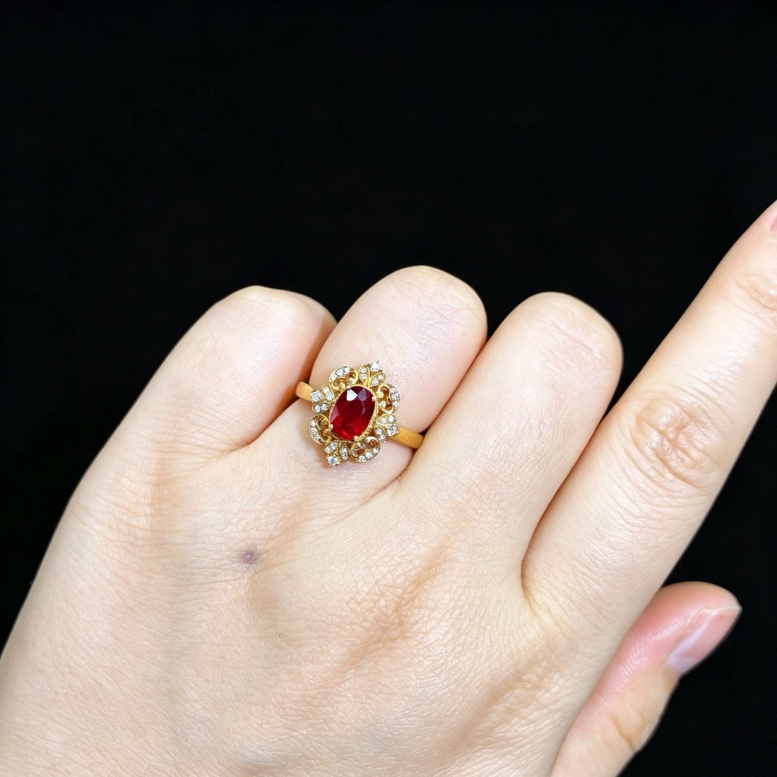 14k Gold 1.14 Ctw Natural Ruby & Diamond Ring: Ref:231166359 // gold content:14k gold // ring size:7. 25us // // main gemstone:ruby // shape:oval // carat weight:1. 00ct // color:pigeonblood red // treatment:natural // // adjacent gemstone 2 : dia