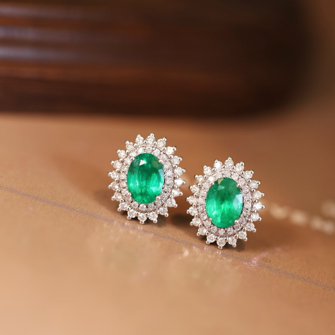 14k Gold 2.26 Ctw Natural Emerald & Diamond Earrings: Ref:231166372 // gold content:14k gold // main gemstone:emerald // shape:oval // carat weight:1. 66ct // color:green // treatment:natural // // adjacent gemstone 2 : diamond // shape:round // carat we