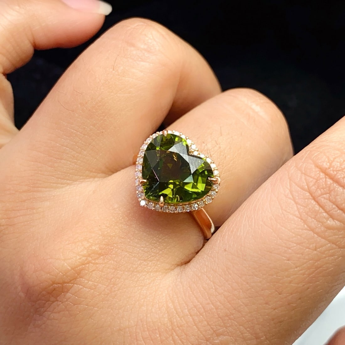 14k Gold 5.55 Ct Natural Tourmaline & Diamond Ring: Ref:231166373 // gold content:14k gold // ring size:7. 25us // // main gemstone:tourmaline // shape:heart // carat weight:5. 55ct // color:green // treatment:natural // // adjacent gemstone 2 :