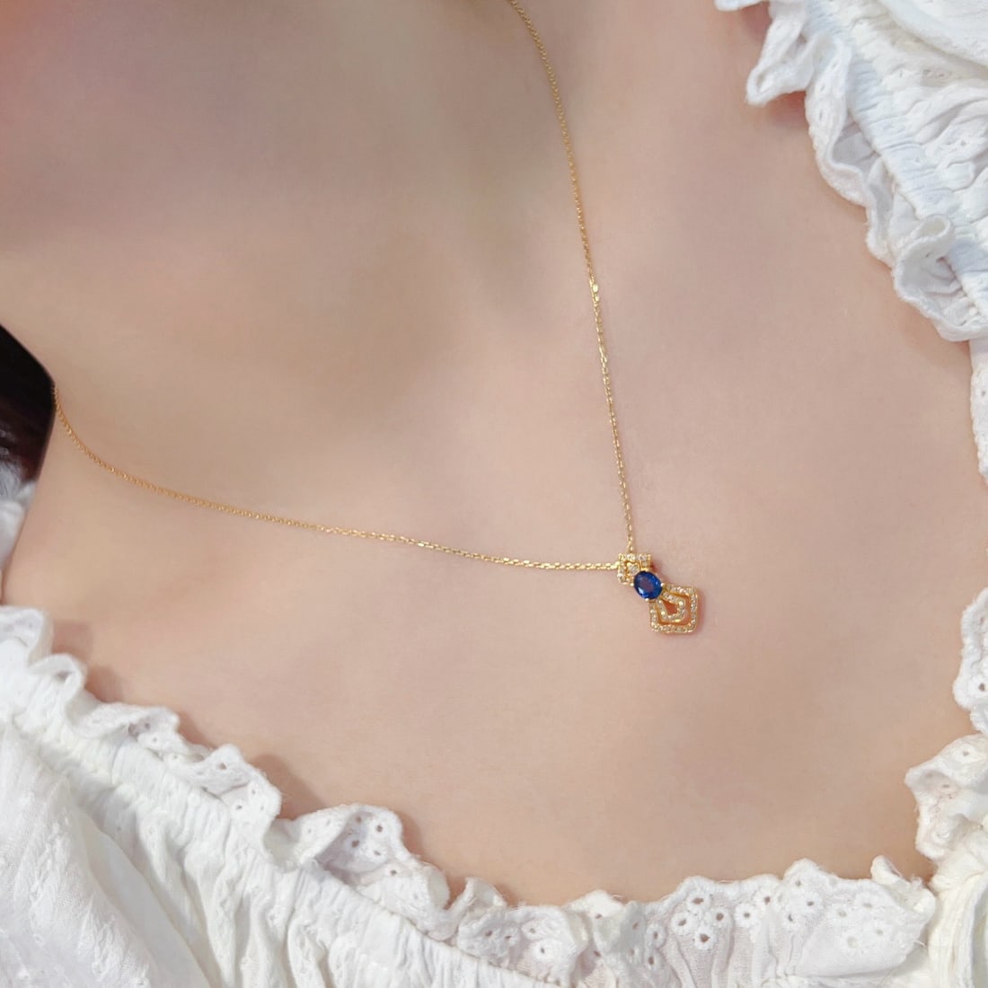 14k Gold 0.84 Ctw Natural Sapphire & Diamond Pendant( Without Chain ): Ref:231166374 // gold content:14k gold // main gemstone:sapphire // shape:oval // carat weight:0. 7ct // color:blue // treatment:natural // // adjacent gemstone 2 : diamond // shape:round // carat