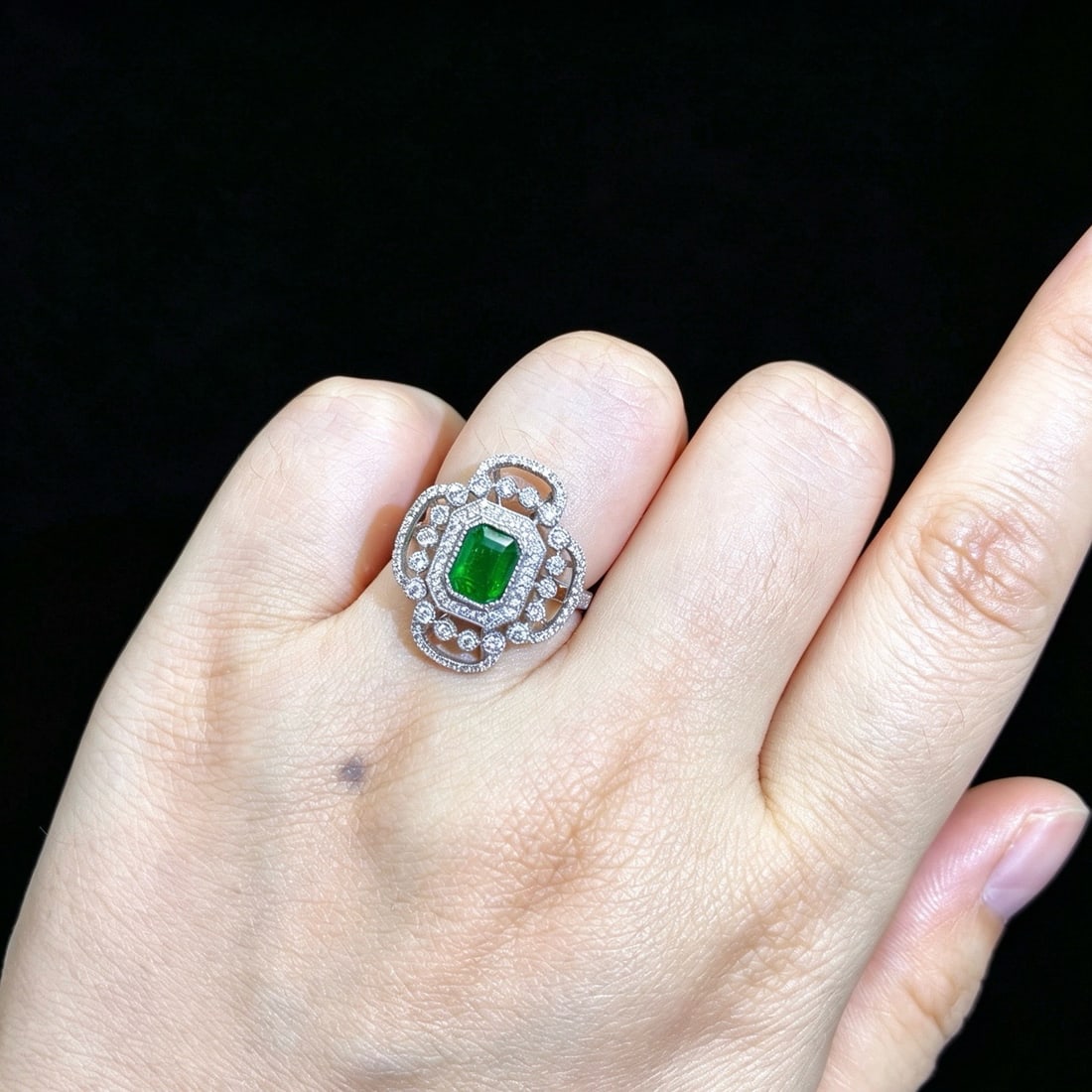 14k Gold 1.31 Ctw Vivid Green Natural Emerald & Diamond Ring: Ref:231166382 // gold content:14k gold // ring size:7. 25us // // main gemstone:emerald // shape:octagonal // carat weight:0. 82ct // color:vivid green // treatment:natural // // adjacent gemstone 2 :