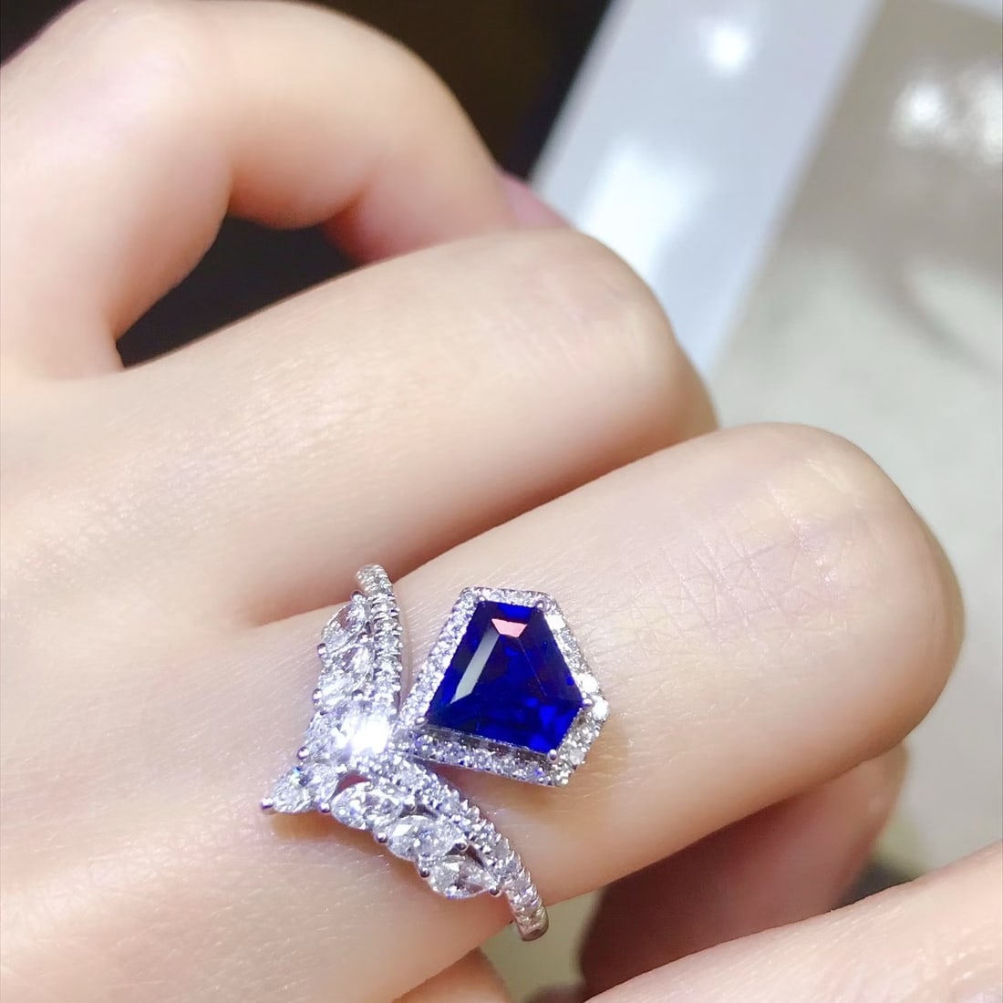 14k Gold 2.25 Ctw Vivid Blue Natural Sapphire & Diamond Ring - 4