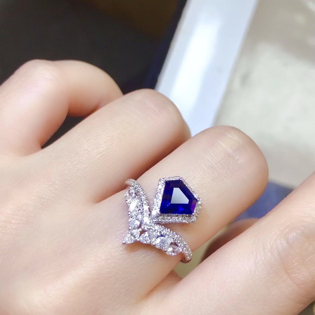 14k Gold 2.25 Ctw Vivid Blue Natural Sapphire & Diamond Ring - 5