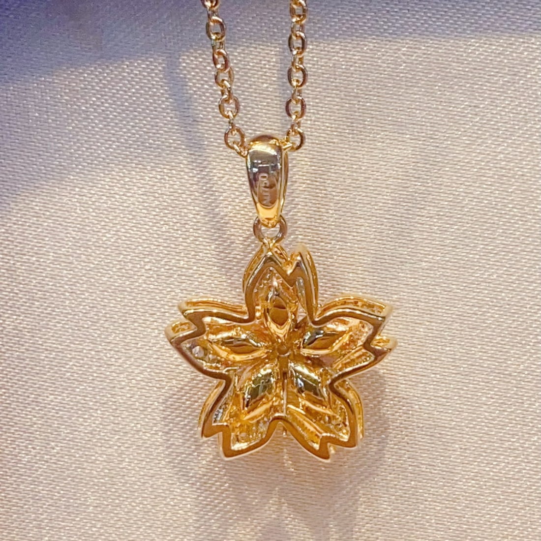 14k Gold 0.95 Ct Natural Ruby & Diamond & Flowers Pendant( Without Chain ): Ref:231166392 // gold content:14k gold // main gemstone:ruby // shape:marquise // carat weight:0. 95ct // color:red // treatment:natural // // adjacent gemstone 2 : diamond // number of stones:31 //