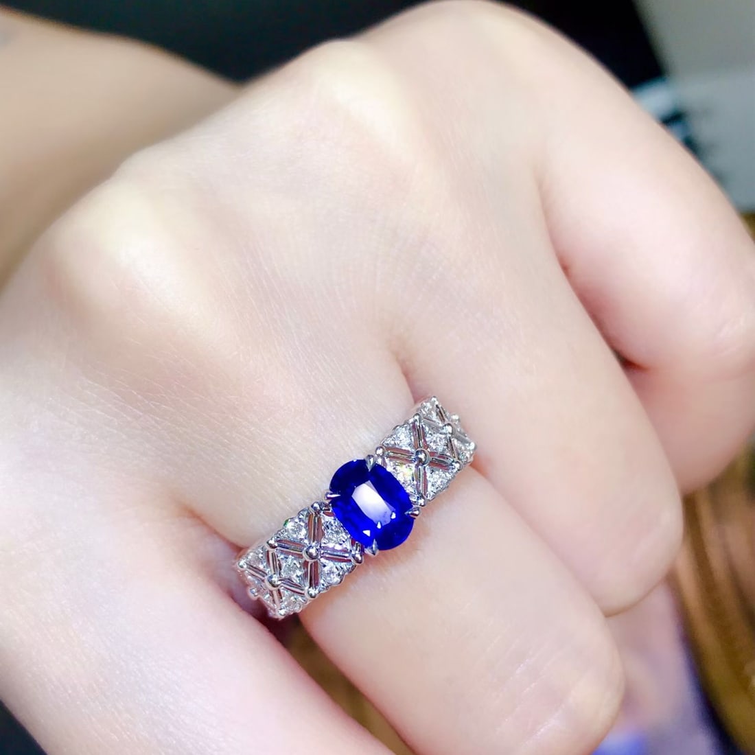 14k Gold 1.3 Ctw Vivid Blue Natural Sapphire & Diamond Ring: Ref:231166393 // gold content:14k gold // ring size:7. 25us // // main gemstone:sapphire // shape:oval // carat weight:1ct // color:vivid blue // treatment:natural // // adjacent gemstone 2 : diamond