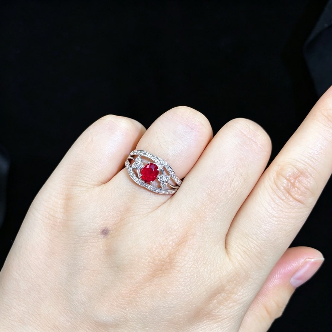 14k Gold 1.34 Ctw Natural Ruby & Diamond Ring: Ref:231166398 // gold content:14k gold // ring size:7. 25us // // main gemstone:ruby // shape:oval // carat weight:1. 00ct // color:red // treatment:natural // // adjacent gemstone 2 : diamond //
