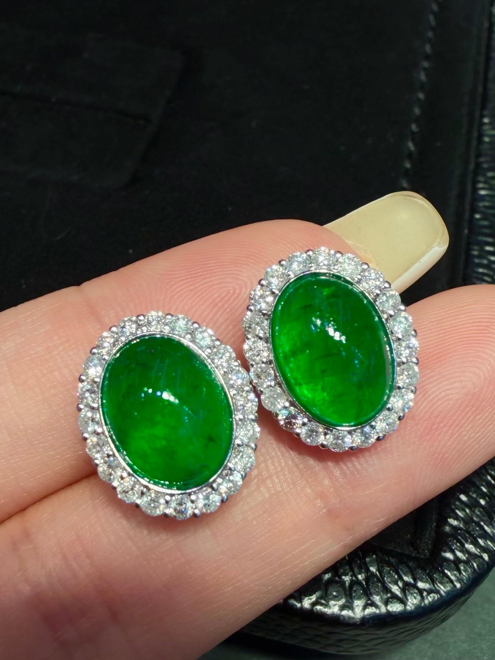 14k Gold 7.00 Ctw Natural Emerald & Diamond Earrings: Ref:231166407 // gold content:14k gold // main gemstone:emerald // shape:oval // carat weight:6. 20ct // color:green // treatment:natural // // adjacent gemstone 2 : diamond // shape:round // carat we