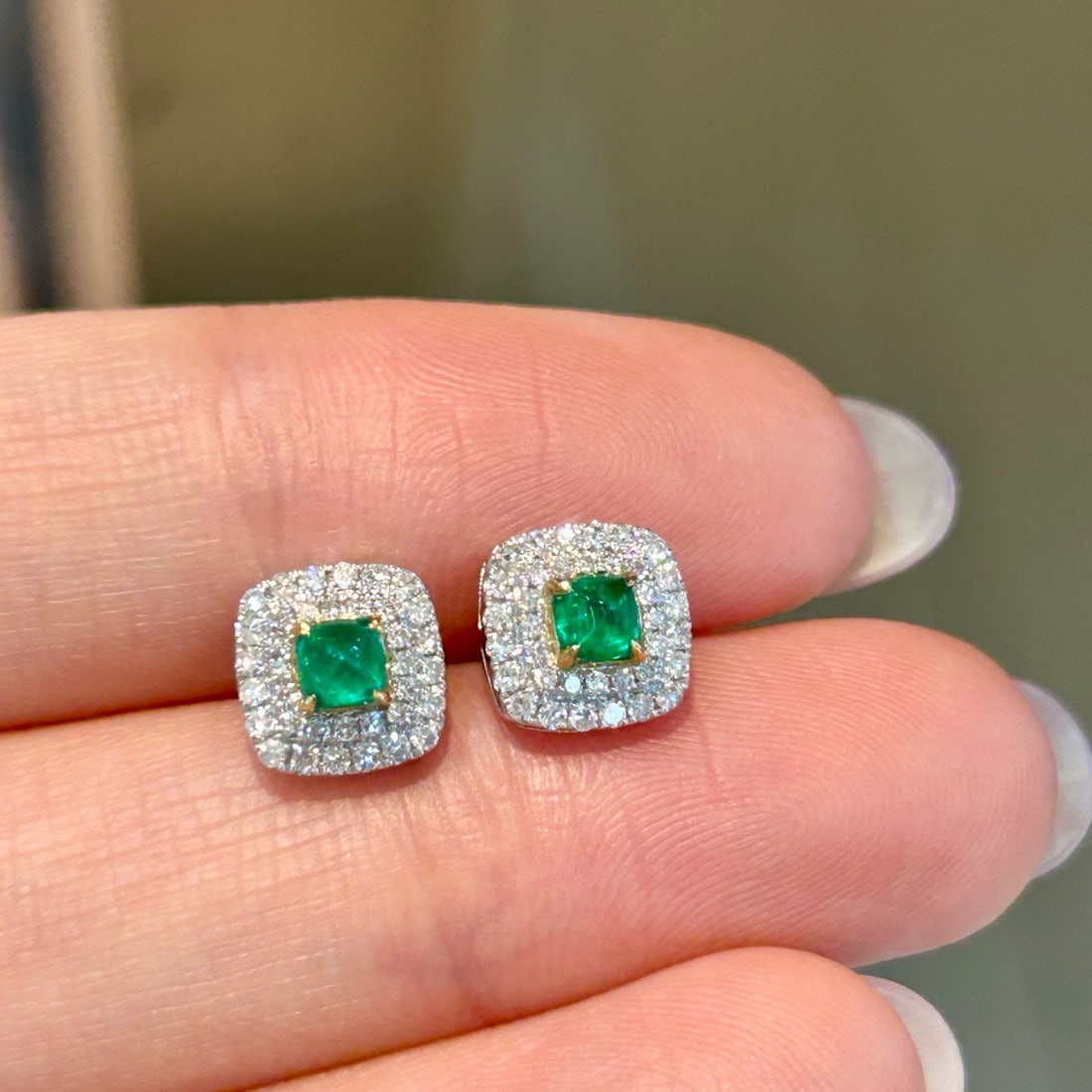 14k Gold 0.61 Ctw Natural Emerald & Diamond Earrings: Ref:231166435 // gold content:14k gold // main gemstone:emerald // shape:sugar-loaf // carat weight:0. 35ct // color:green // treatment:natural // // adjacent gemstone 2 : diamond // shape:round //
