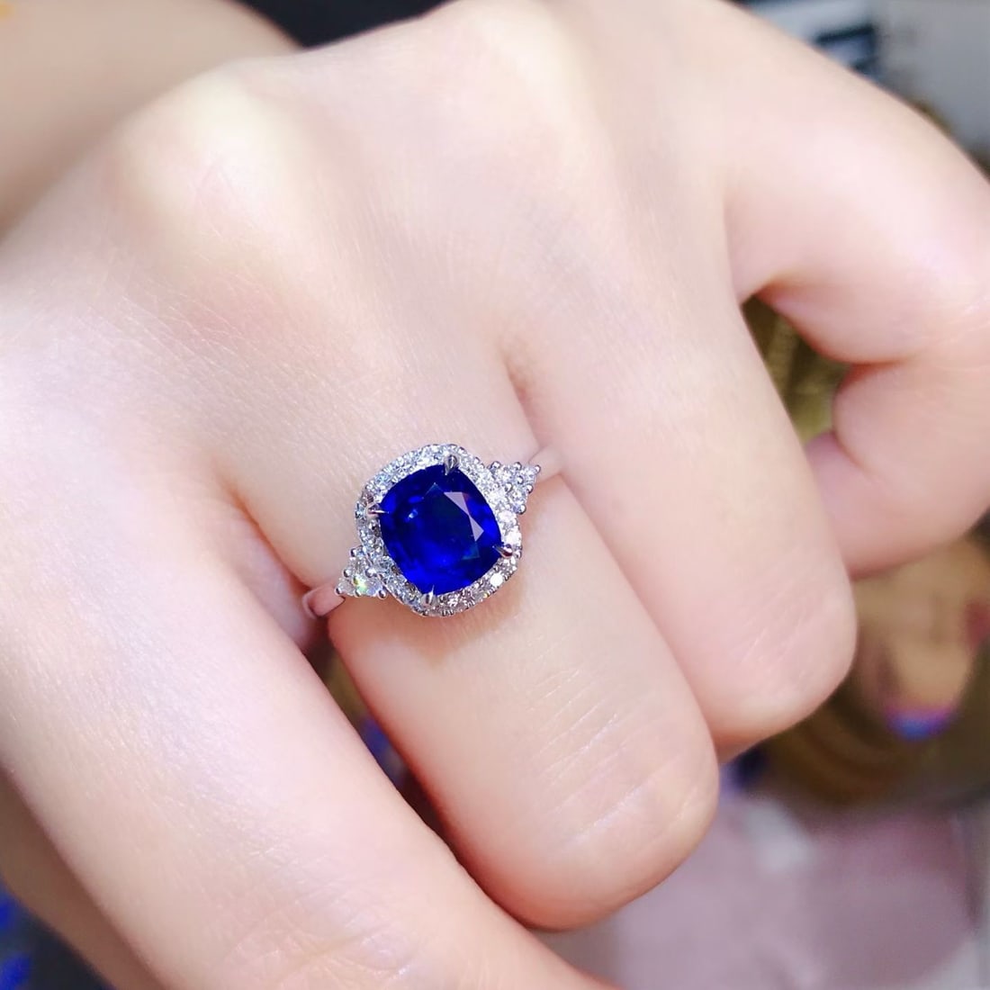 14k Gold 1.78 Ctw Vivid Blue Natural Sapphire & Diamond Ring: Ref:231166443 // gold content:14k gold // ring size:7. 25us // // main gemstone:sapphire // shape:cushion // carat weight:1. 5ct // color:vivid blue // treatment:natural // // adjacent gemstone 2 :