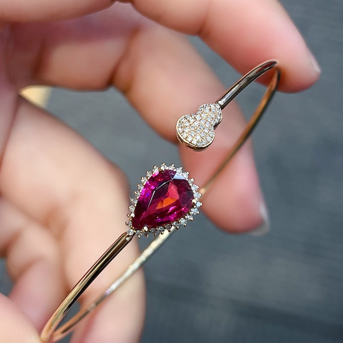 14k Gold 1.50 Ct Natural Tourmaline & Diamond Bangle: Ref:231166446 // gold content:14k gold // main gemstone:tourmaline // shape:pear // carat weight:1. 50ct // color:red // treatment:natural // // adjacent gemstone 2 : diamond // number of stones:78