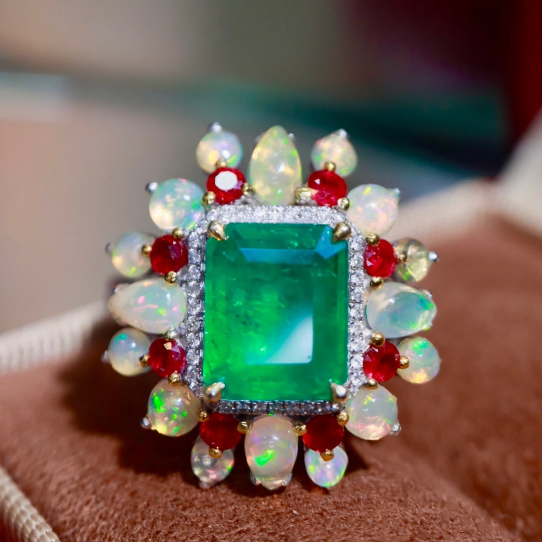 14k Gold 2.73 Ctw Natural Emerald & Diamond Ring: Ref:231169005 // gold content:14k gold // ring size:7. 25us // // main gemstone:emerald // shape:octagonal // carat weight:2. 44ct // color:green // treatment:natural // // adjacent gemstone 2 :