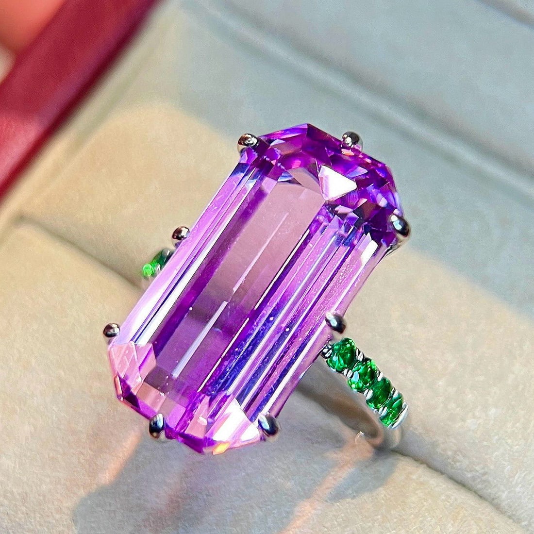 14k Gold 17.11 Ctw Natural Kunzite & Tsavorite Ring: Ref:231169016 // gold content:14k gold // ring size:7. 25us // // main gemstone:kunzite // shape:octagonal // carat weight:16. 71ct // color:pinkish purple // treatment:natural // // adjacent