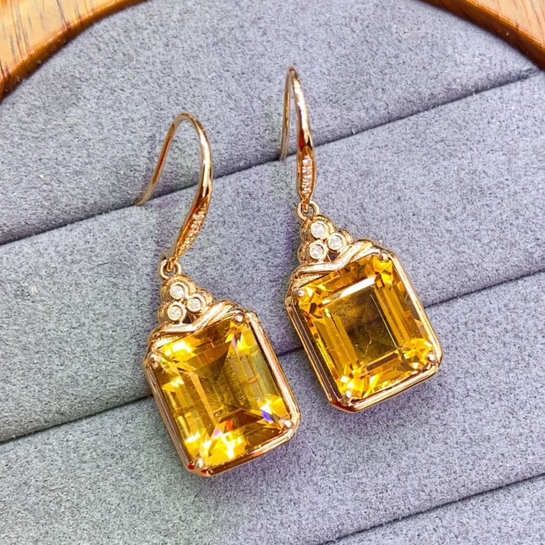 14k Gold 9.2 Ct Natural Citrine & Diamond Earrings: Ref:231169026 // gold content:14k gold // main gemstone:citrine // shape:octagonal // carat weight:9. 2ct // color:yellow // treatment:natural // // adjacent gemstone 2 : diamond // number of