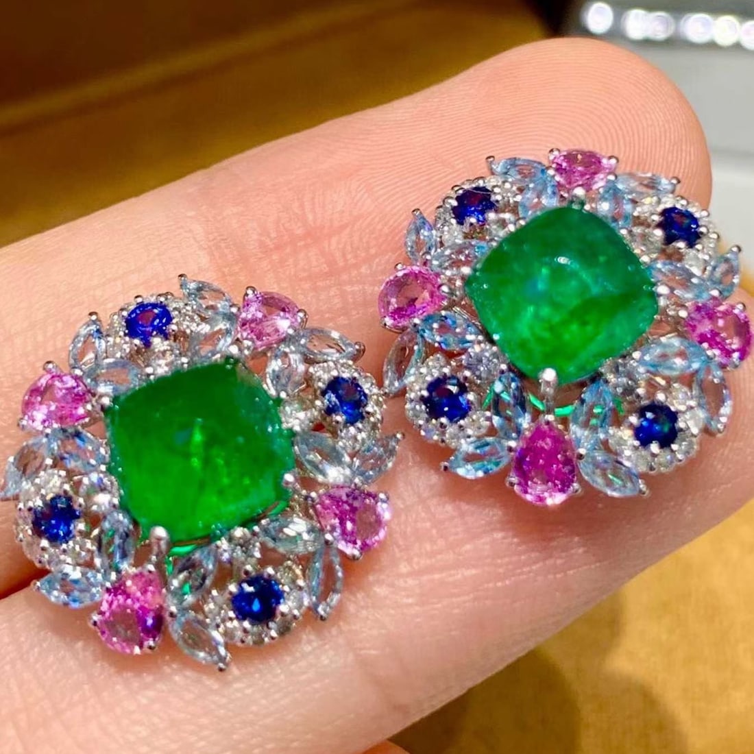 14k Gold 4.01 Ct Natural Emerald & Coloured Gemstone Earrings: Ref:231169032 // gold content:14k gold // main gemstone:emerald // shape:sugar-loaf // carat weight:4. 01ct // color:green // treatment:natural // // adjacent gemstone 2 : coloured gemstone //