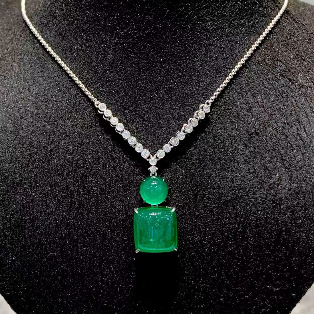 14k Gold 6.05 Ct Natural Emerald & Diamond Necklace: Ref:231169036 // gold content:14k gold // main gemstone:emerald // shape:multiple // carat weight:6. 05ct // color:green // treatment:natural // // adjacent gemstone 2 : diamond // shape:round //
