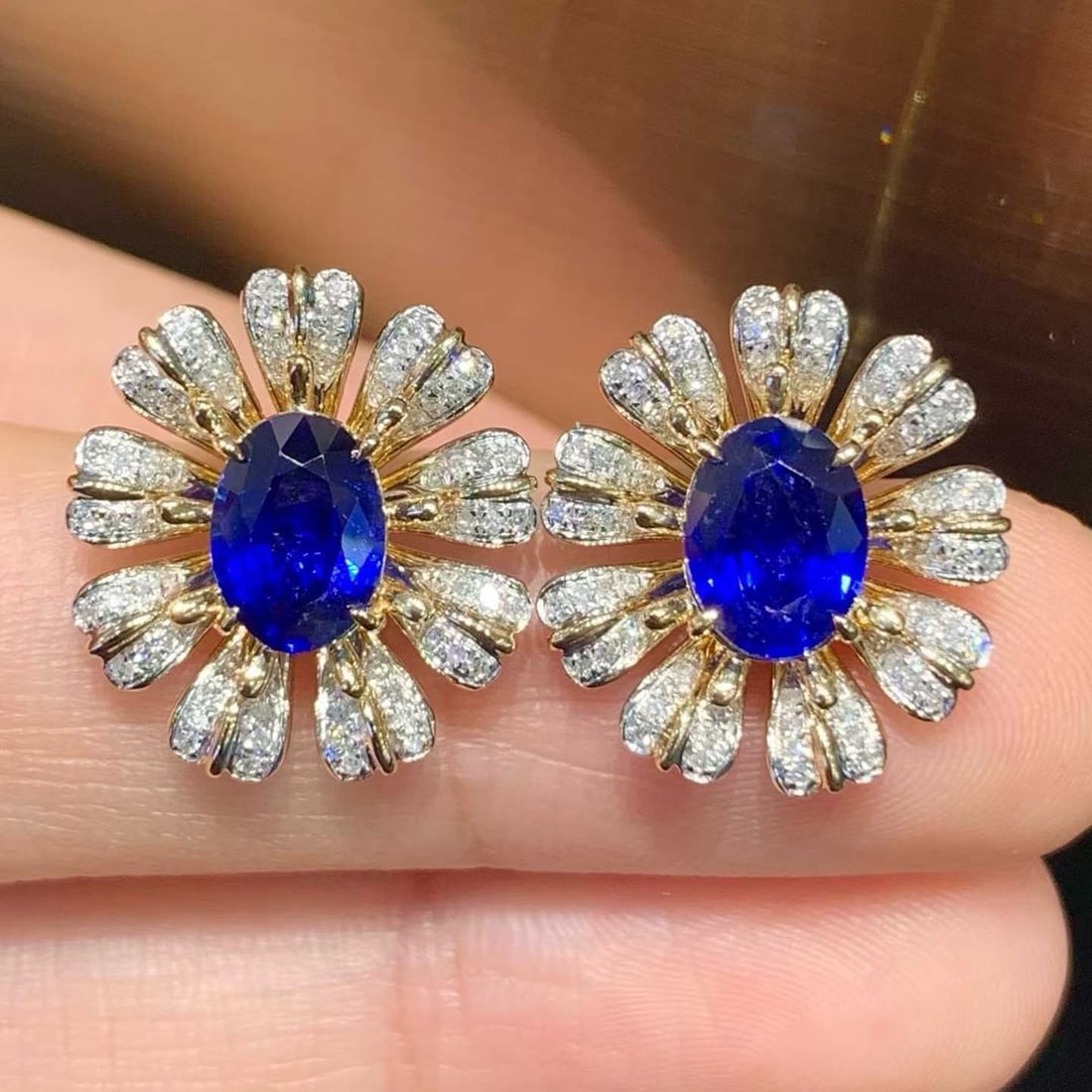 14k Gold 3.02 Ct Natural Sapphire & Diamond Earrings: Ref:231169037 // gold content:14k gold // main gemstone:sapphire // shape:oval // carat weight:3. 02ct // color:blue // treatment:natural // // adjacent gemstone 2 : diamond // shape:round // clarity 