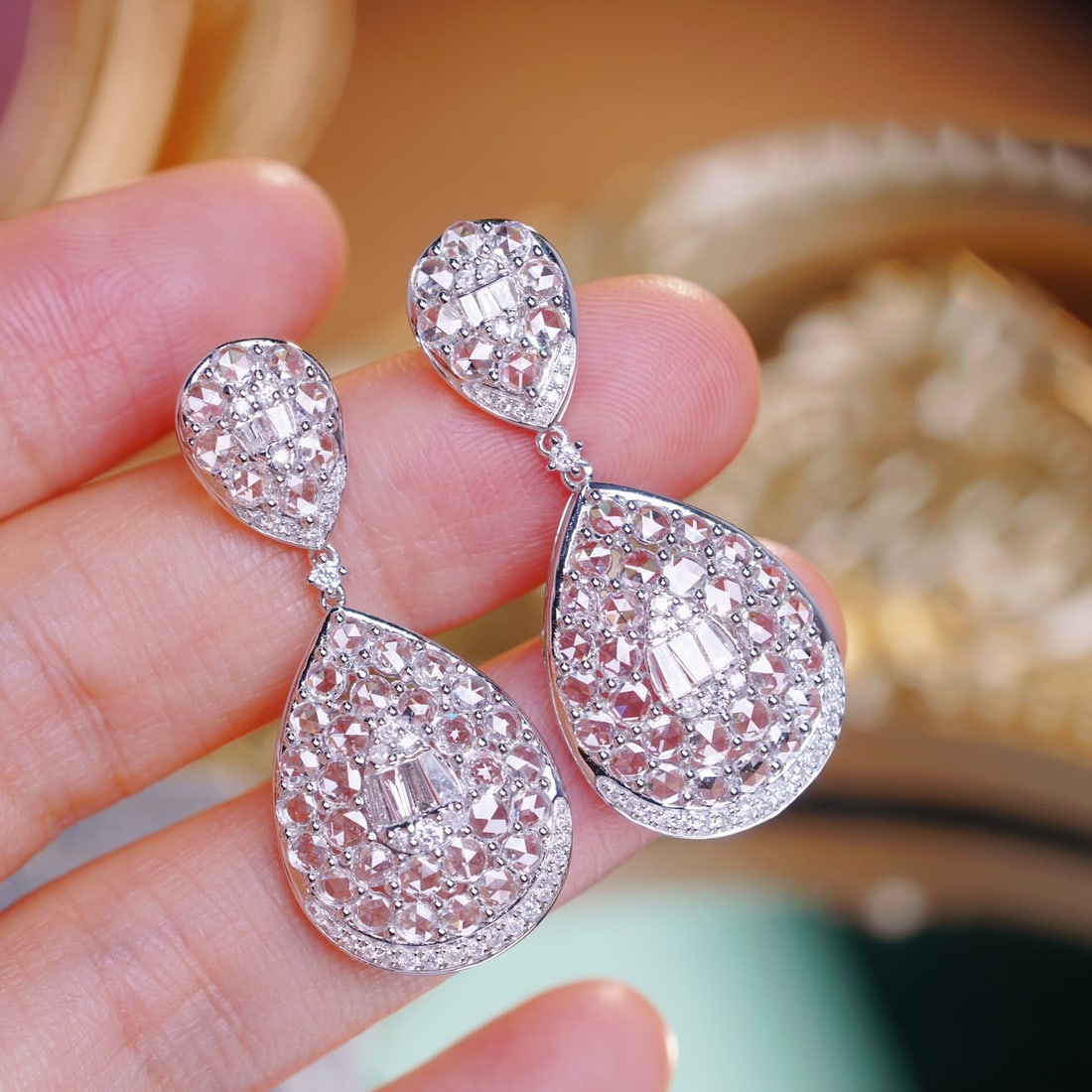 14k Gold 2.8 Ct Natural H Diamond Earrings: Ref:231169051 // gold content:14k gold // main gemstone:diamond // shape:multiple // carat weight:2. 8ct // clarity grade:vs-si // color:h // treatment:natural // Condition: New Low Estimate: 16000.00