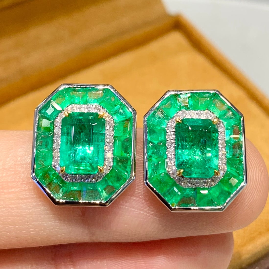 14k Gold 4.5 Ct Natural Emerald & Diamond Earrings: Ref:231169077 // gold content:14k gold // main gemstone:emerald // shape:multiple // carat weight:4. 5ct // color:green // treatment:natural // // adjacent gemstone 2 : diamond // shape:round // clari