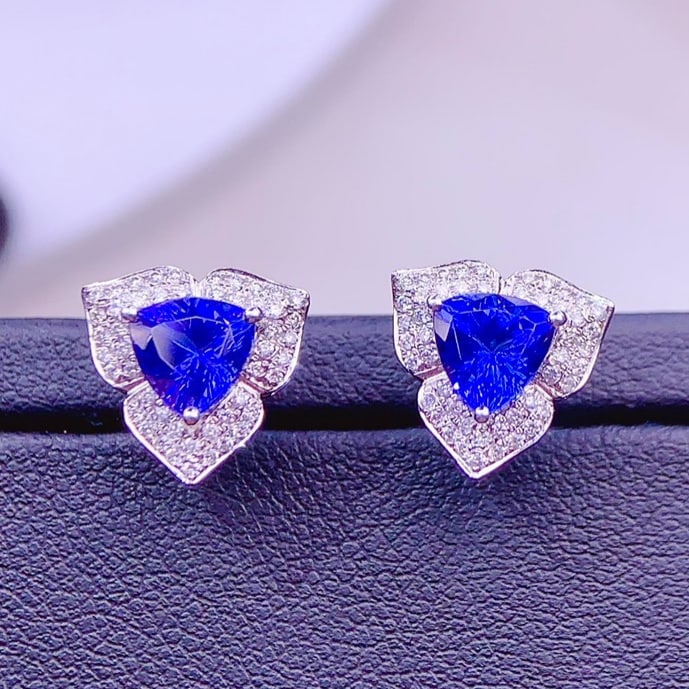 14k Gold 5.9 Ct Natural Tanzanite & Diamond Earrings: Ref:231169116 // gold content:14k gold // main gemstone:tanzanite // shape:triangle // carat weight:5. 9ct // color:blue // treatment:natural // // adjacent gemstone 2 : diamond // shape:round //