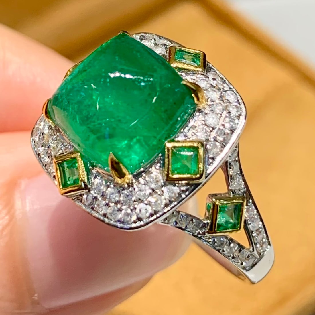 14k Gold 4.5 Ct Natural Emerald & Diamond Ring - 3