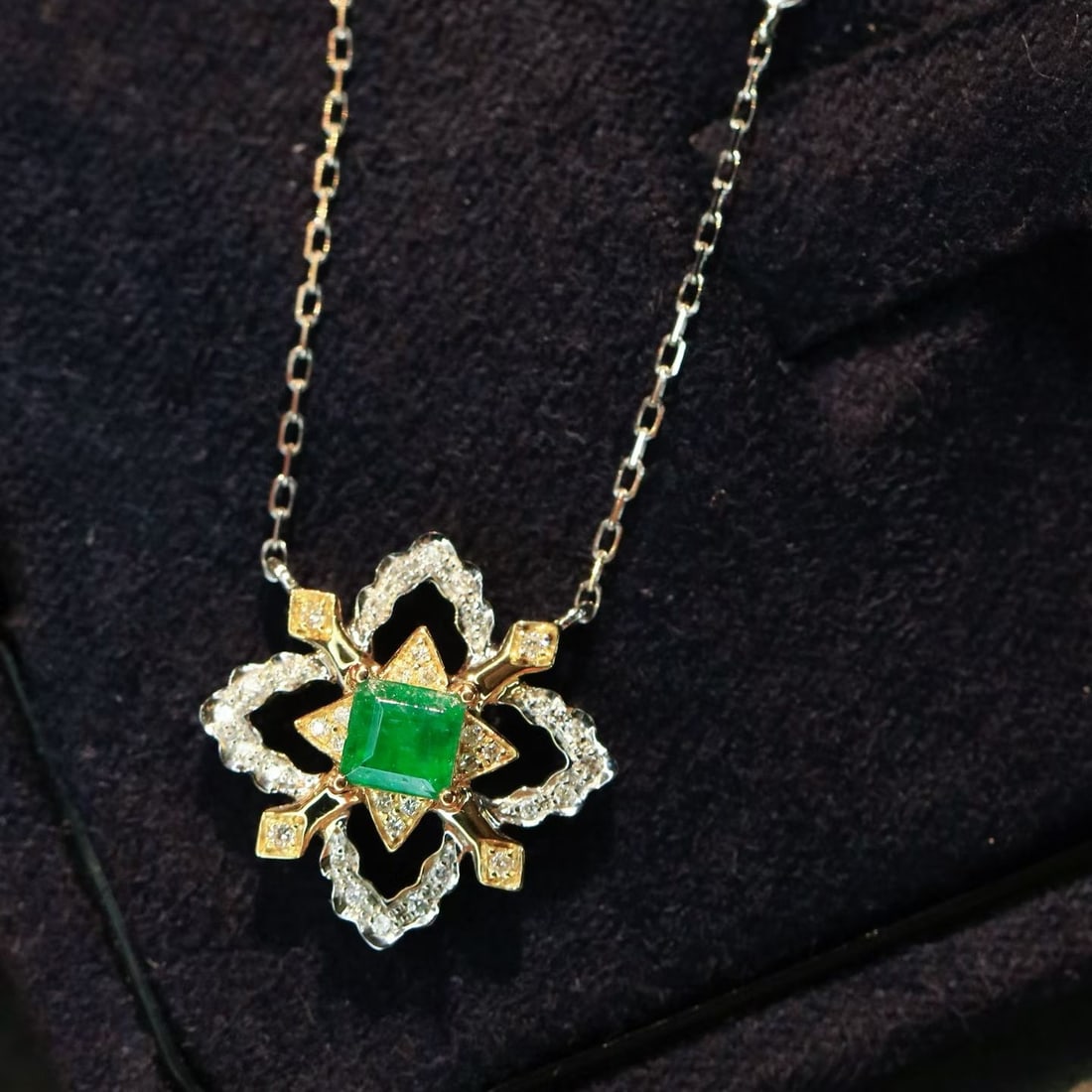 14k Gold 0.33 Ctw Natural Emerald & Diamond Necklace: Ref:231169141 // gold content:14k gold // main gemstone:emerald // shape:square // carat weight:0. 23ct // color:green // treatment:natural // // adjacent gemstone 2 : diamond // shape:round // carat