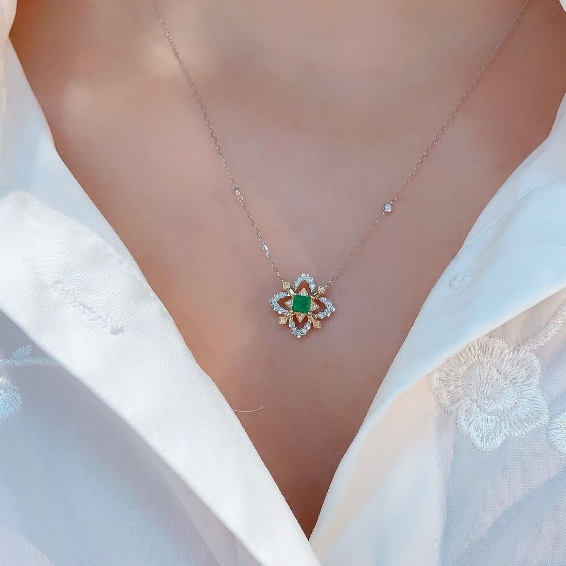 14k Gold 0.33 Ctw Natural Emerald & Diamond Necklace - 2