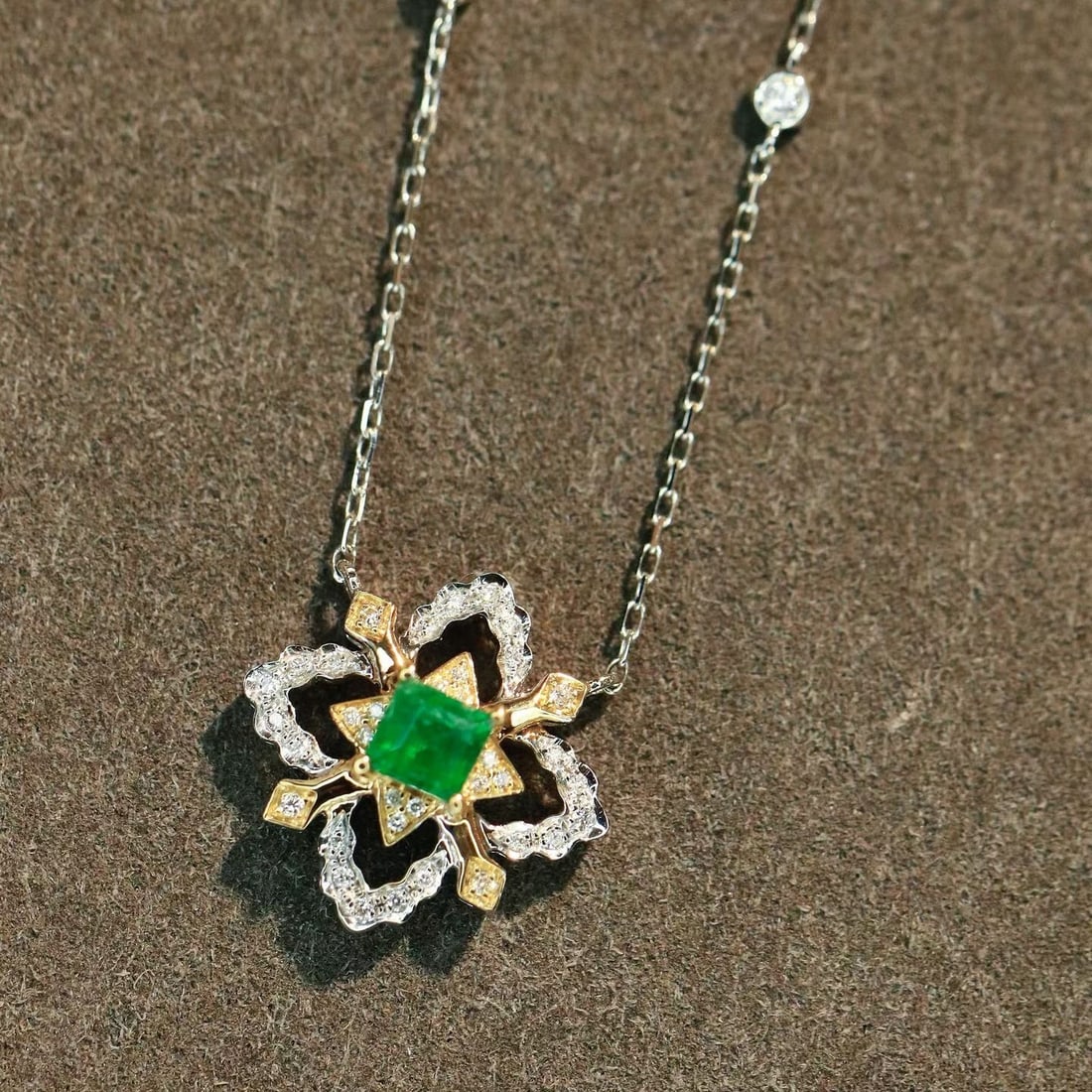 14k Gold 0.33 Ctw Natural Emerald & Diamond Necklace - 4