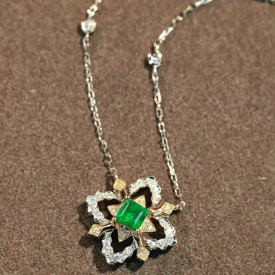 14k Gold 0.33 Ctw Natural Emerald & Diamond Necklace - 5