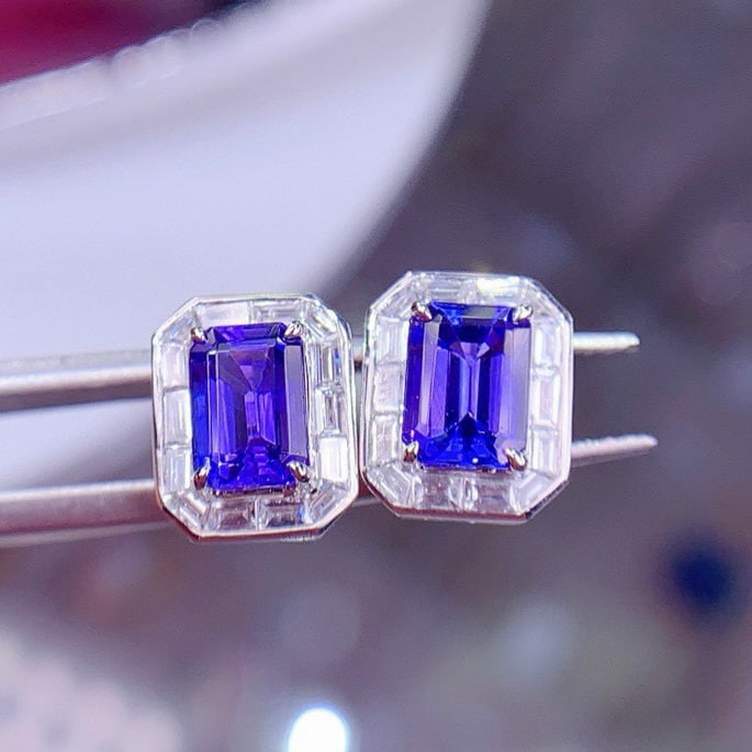 14k Gold 3.14 Ctw Natural Tanzanite & Diamond Earrings: Ref:231169166 // gold content:14k gold // main gemstone:tanzanite // shape:octagonal // carat weight:2. 5ct // color:blue // treatment:natural // // adjacent gemstone 2 : diamond // shape:baguette //