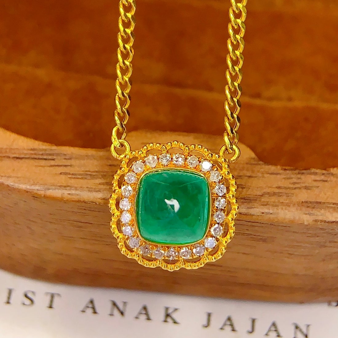 14k Gold 1.6 Ct Natural Emerald & Diamond Necklace: Ref:231169176 // gold content:14k gold // main gemstone:emerald // shape:sugar-loaf // carat weight:1. 6ct // color:green // treatment:natural // // adjacent gemstone 2 : diamond // number of