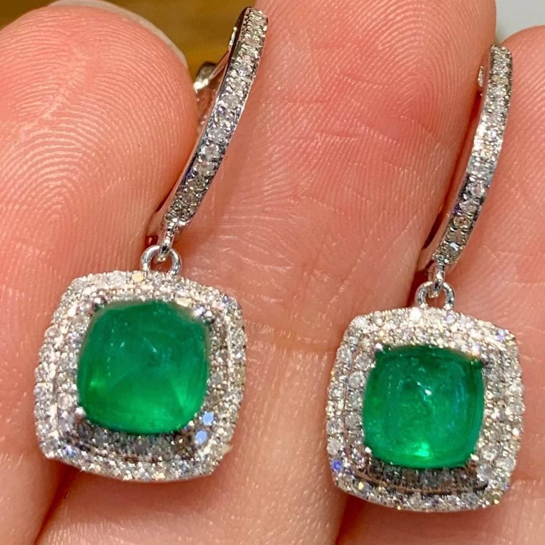 14k Gold 2.3 Ct Natural Emerald & Diamond Earrings: Ref:231169183 // gold content:14k gold // main gemstone:emerald // shape:sugar-loaf // carat weight:2. 3ct // color:green // treatment:natural // // adjacent gemstone 2 : diamond // shape:round //