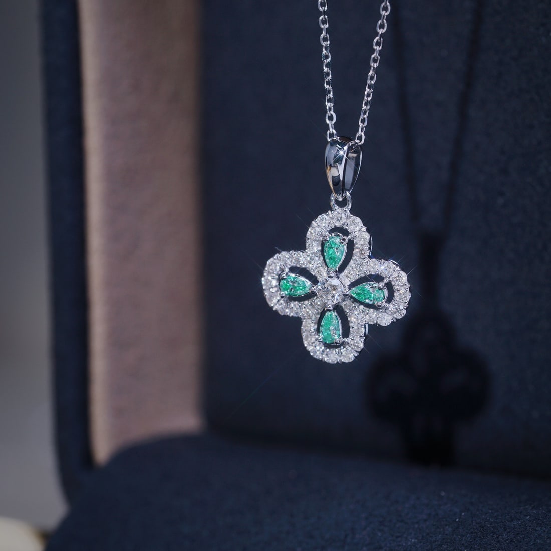 14k Gold 0.70 Ctw Natural Green Diamond & Diamond Necklace: Ref:231169191 // gold content:14k gold // main gemstone:green diamond // shape:pear // carat weight:0. 36ct // color:green // treatment:natural // // adjacent gemstone 2 : diamond // shape:round //