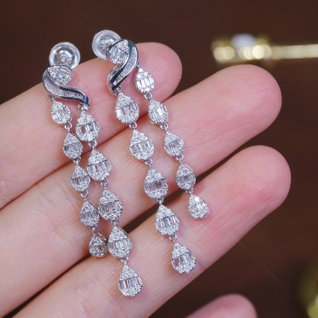 14k Gold 1.40 Ct Natural H Diamond Earrings: Ref:231169192 // gold content:14k gold // main gemstone:diamond // shape:multiple // carat weight:1. 40ct // clarity grade:vs-si // color:h // treatment:natural // Condition: New Low Estimate: 8800.00