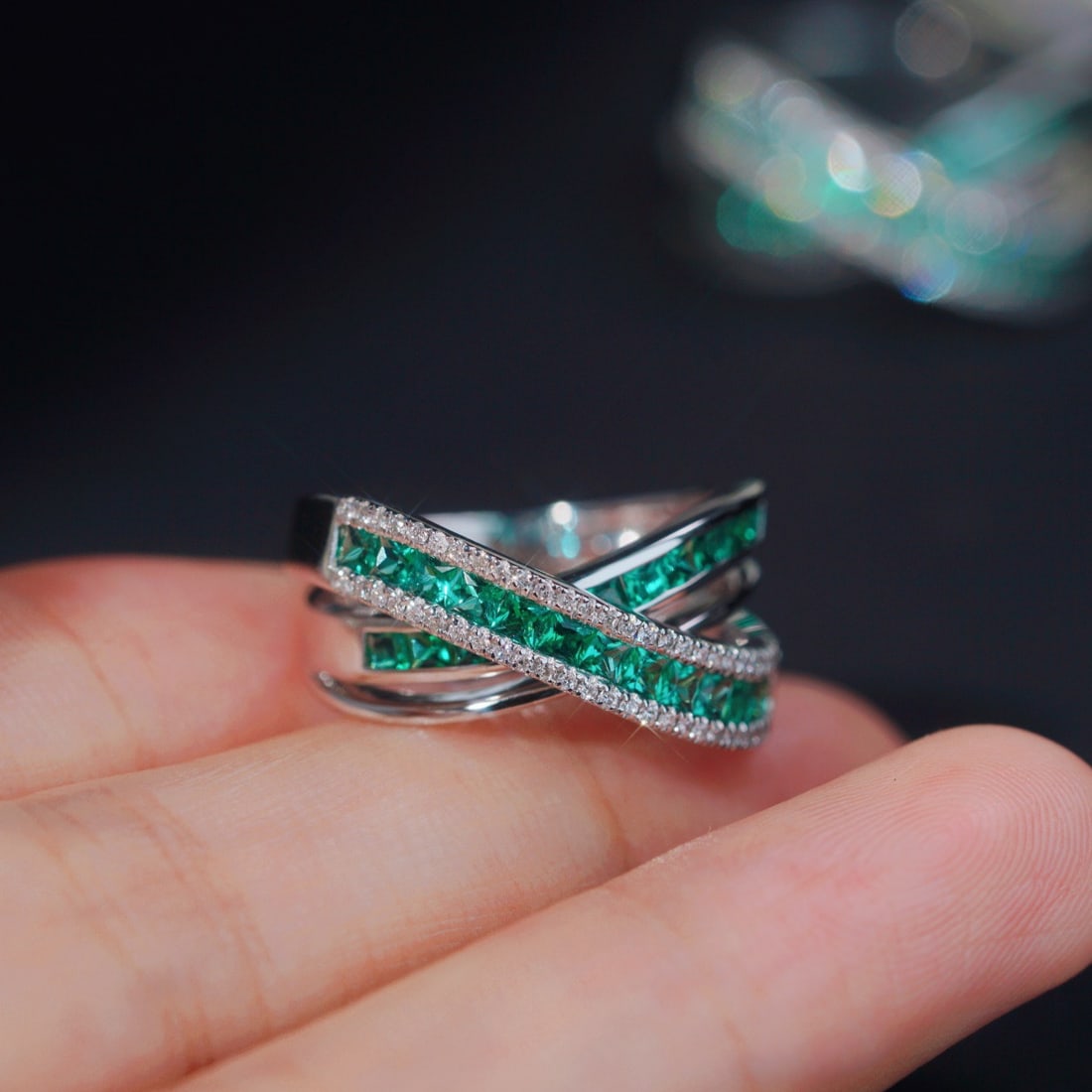 14k Gold 1.08 Ctw Natural Emerald & Diamond Ring: Ref:231169194 // gold content:14k gold // ring size:7. 25us // // main gemstone:emerald // shape:princess // carat weight:0. 90ct // color:green // treatment:natural // // adjacent gemstone 2 :