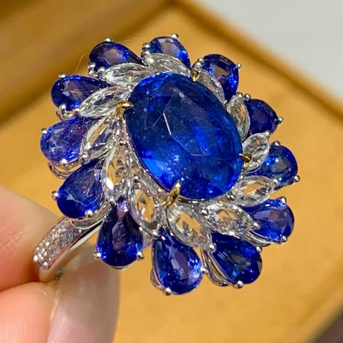14k Gold 6.9 Ct Natural Sapphire & Sapphire & Diamond Ring - 4