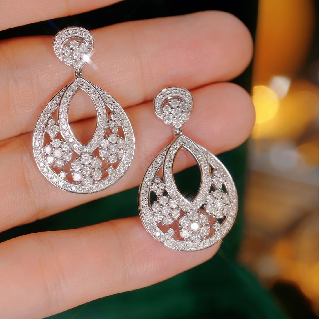 14k Gold 2.30 Ct Natural H Diamond Earrings: Ref:231169237 // gold content:14k gold // main gemstone:diamond // shape:round // carat weight:2. 30ct // clarity grade:vs-si // color:h // treatment:natural // cut grade:g // Condition: New Low Estim