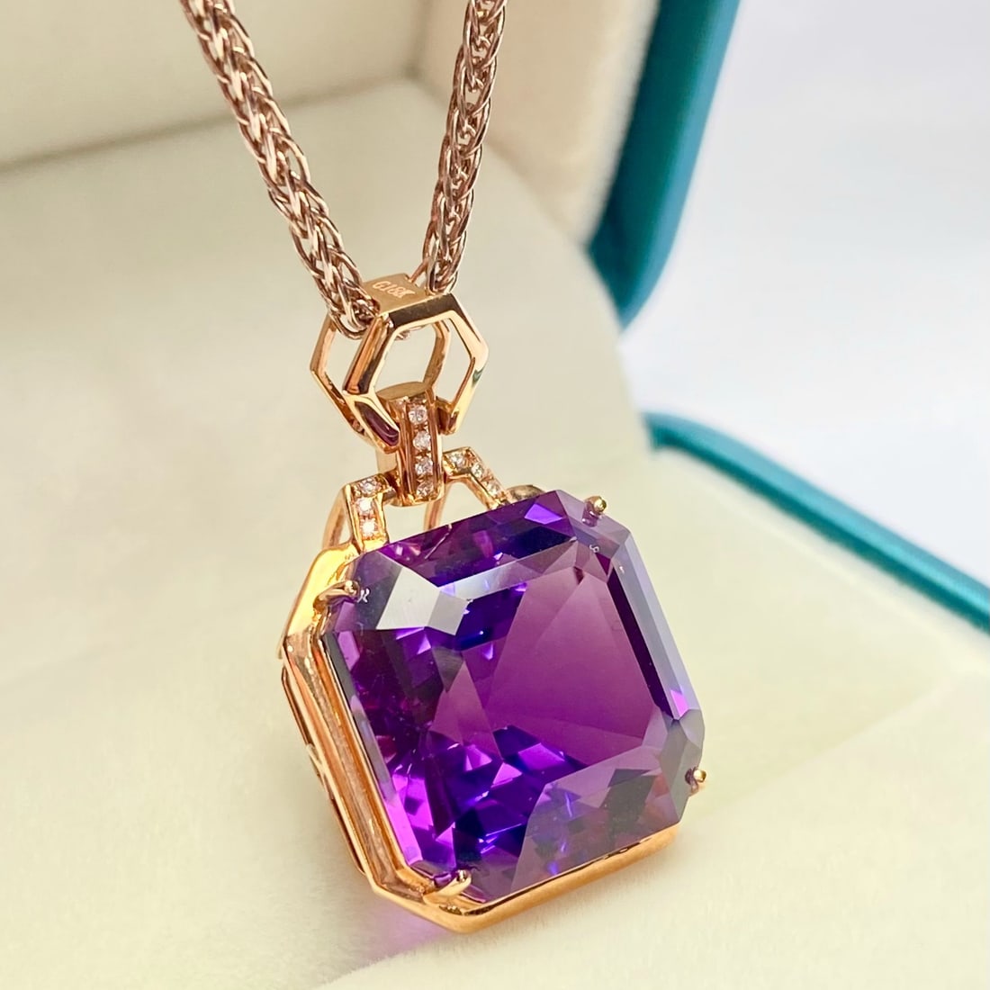 14k Gold 17.8 Ct Natural Amethyst & Diamond Pendant( Without Chain ): Ref:231170031 // gold content:14k gold // main gemstone:amethyst // shape:octagonal // carat weight:17. 8ct // color:purple // treatment:natural // // adjacent gemstone 2 : diamond // number of