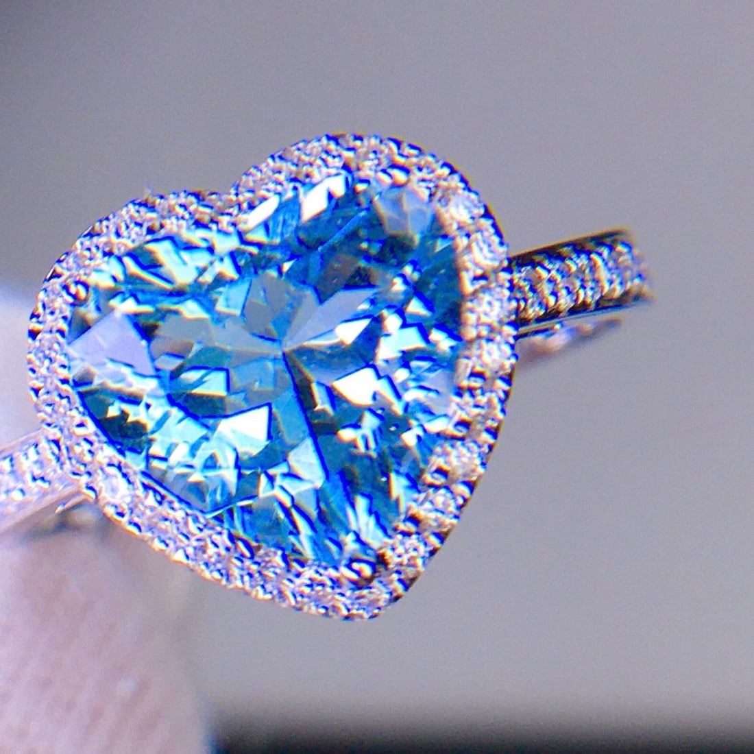 14k Gold 2.68 Ct Natural Aquamarine & Diamond Ring: Ref:231170049 // gold content:14k gold // ring size:7. 25us // // main gemstone:aquamarine // shape:heart // carat weight:2. 68ct // color:santa maria color // treatment:natural // // adjacent