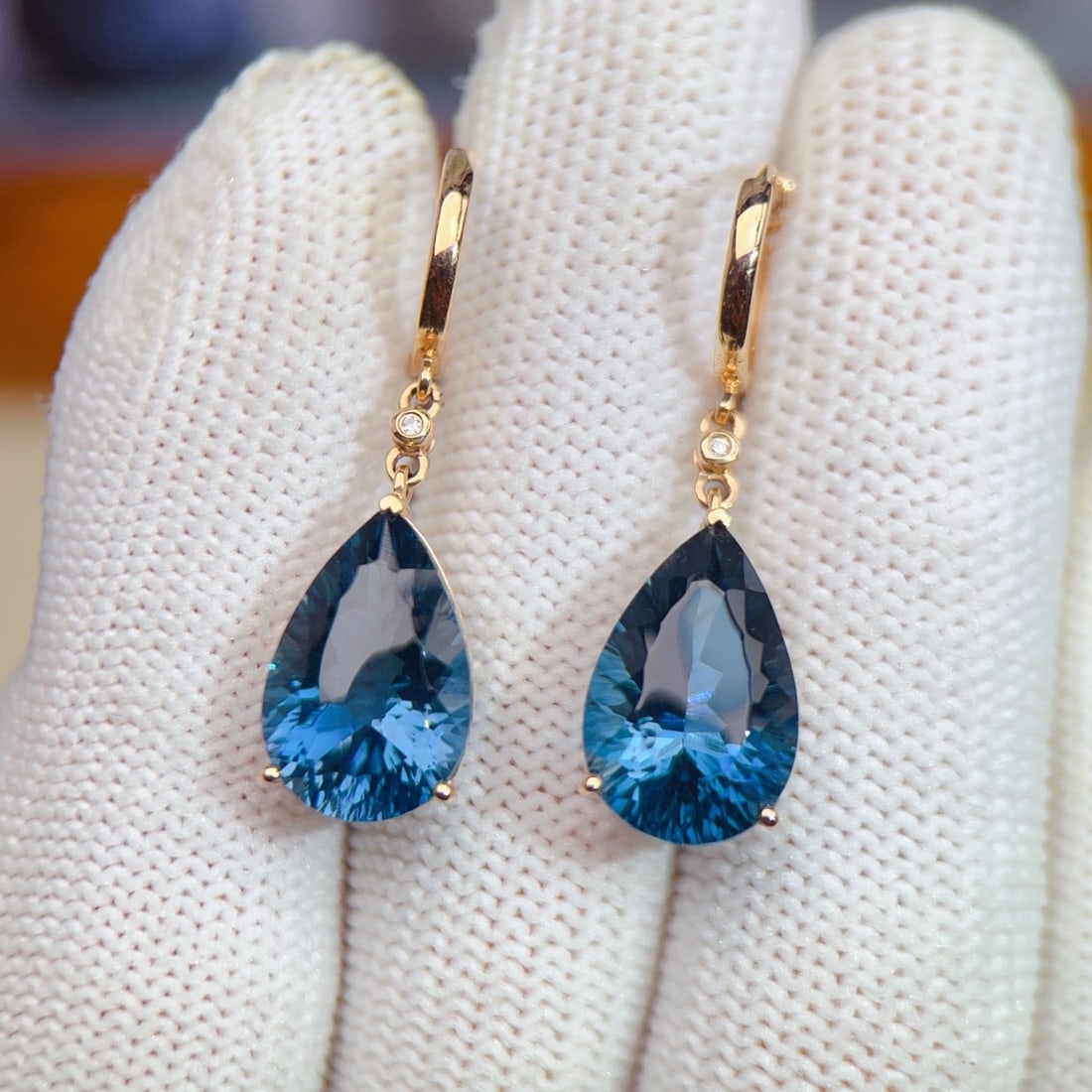 14k Gold 11.41 Ctw Natural Topaz & Diamond Earrings: Ref:231170052 // gold content:14k gold // main gemstone:topaz // shape:pear // carat weight:11. 4ct // color:blue // treatment:natural // // adjacent gemstone 2 : diamond // number of stones:2 //